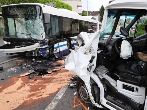 Un blessé grave dans une collision avec un bus de ligne à Zoug