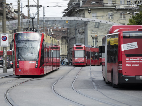 Inquiétude face aux accidents dans les transports urbains en Suisse