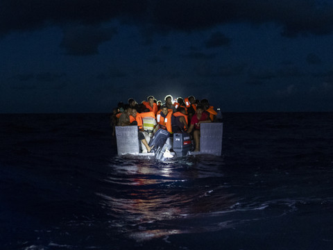 SOS Méditerranée accuse des pays d'avoir abandonné une embarcation