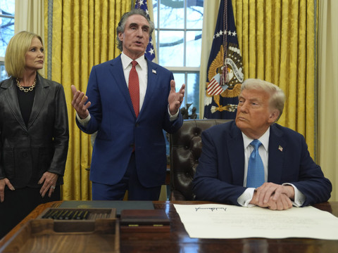 Trump accorde des grâces dans des cas de malversations financières