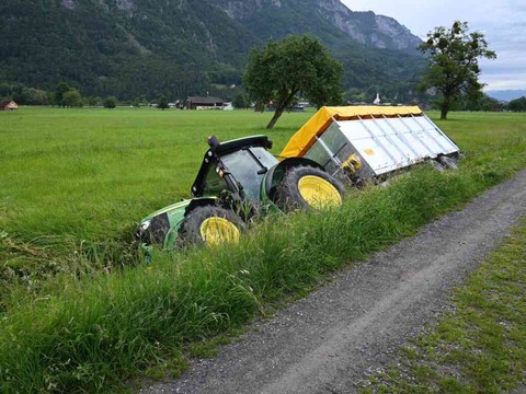 Berschis: un tracteur volé finit dans le talus:chauffeur interpellé