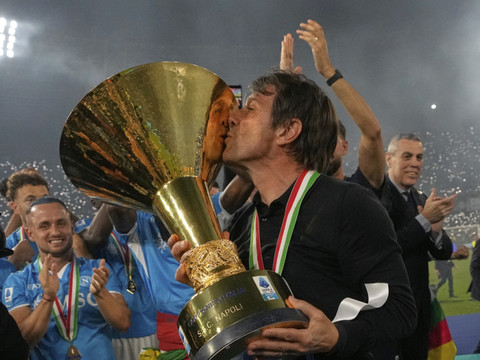Naples: Antonio Conte restera entraîneur la saison prochaine