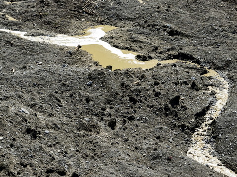 L'eau traverse le cône d'éboulis de Blatten et atteint le barrage