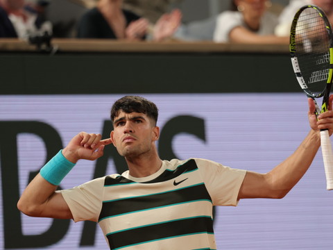 Alcaraz malmené par Dzumhur mais passe en 8es