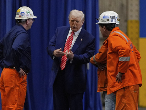 Trump annonce vouloir doubler la surtaxe sur l'acier importé