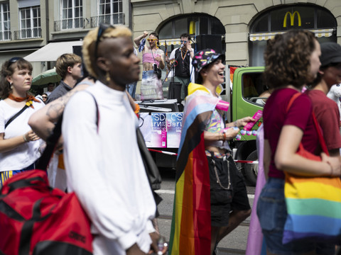 Centaines de manifestants lors du Christopher Street Day à Berne
