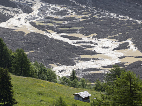Au-dessus de Blatten, le Petit Nesthorn demeure en mouvement