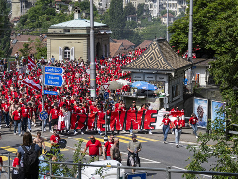 Une marée rouge a marché à Berne pour soutenir le FC Bienne