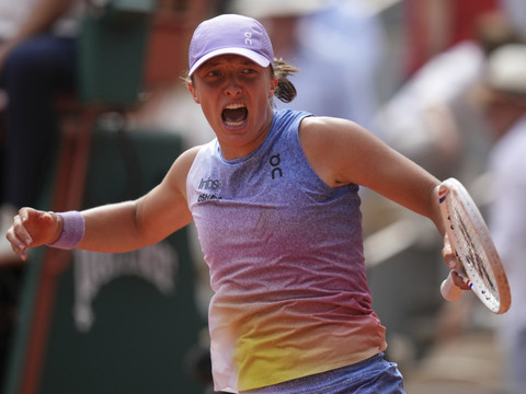 Roland-Garros: Swiatek dans la douleur, Alcaraz lâche un set