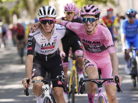Le Britannique Simon Yates remporte son premier Tour d'Italie