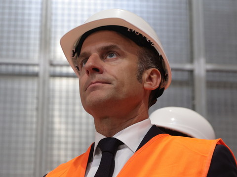 Greenpeace rend la statue de Macron, volée la veille