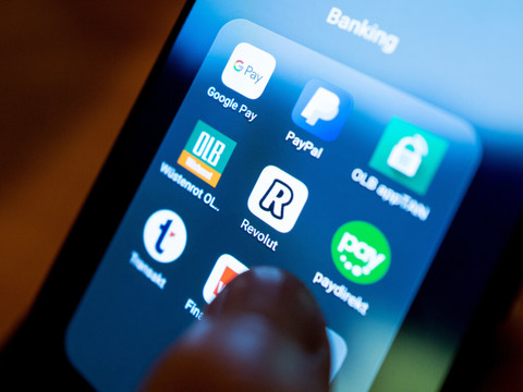 Revolut lance des distributeurs de billets en Espagne