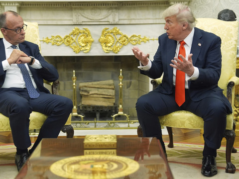 Rencontre cordiale entre Merz et Trump, divergences sur l'Ukraine