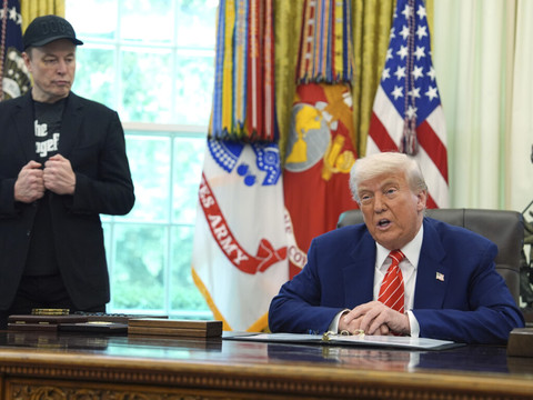 Trump et Musk se déchirent en public