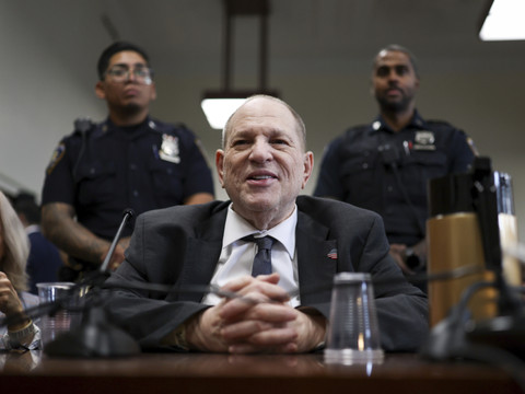 Premier jour de délibérations des jurés au procès Weinstein