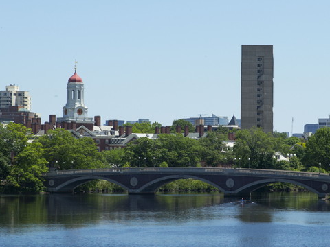Harvard conteste en justice l'interdiction des étudiants étrangers