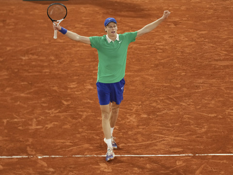 Sinner bat Djokovic et rejoint Alcaraz en finale