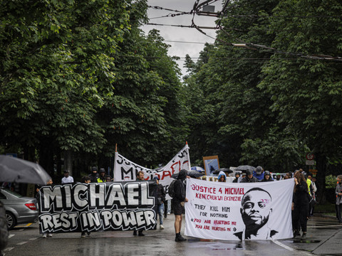 Quelque 1000 personnes contre les 