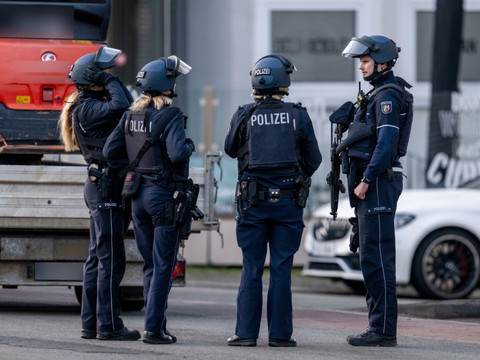 Munich: une femme poignarde des passants, la police l'abat