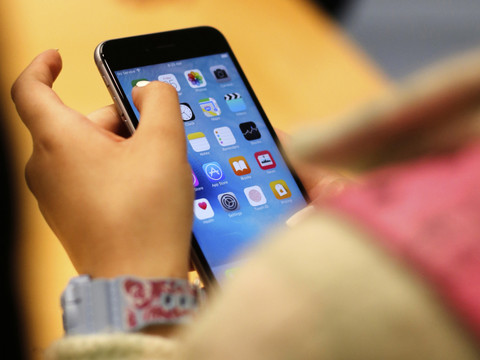 Apple reste prudent dans l'IA malgré les pressions