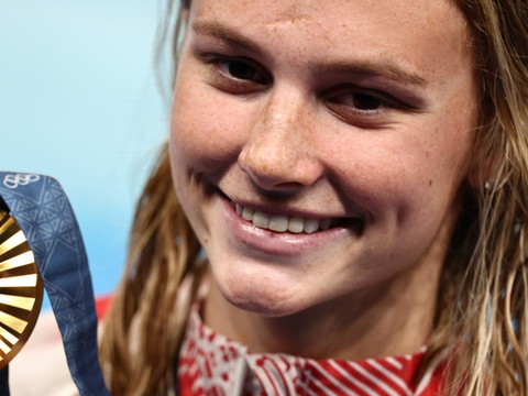 Summer McIntosh pulvérise le record du monde du 200 m 4 nages