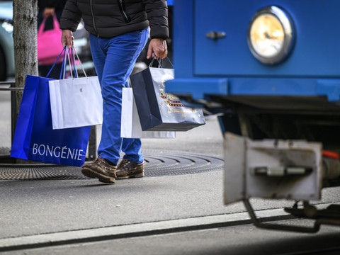 Le climat de consommation s'adoucit légèrement en mai