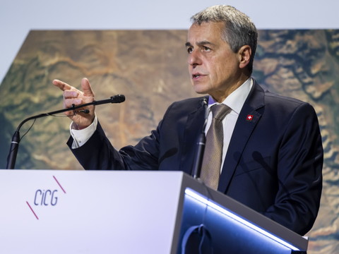 Cassis en visite éclair au Proche-Orient pour avoir sa propre idée