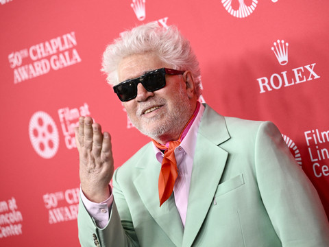 Après avoir tourné en anglais, Pedro Almodovar revient à l'espagnol