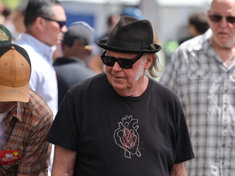 Neil Young sort un nouvel album avec 