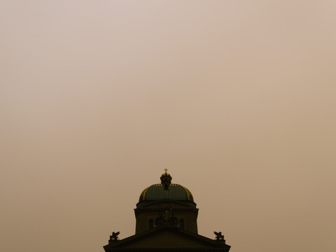De la poussière du Sahara sur la fumée des incendies canadiens