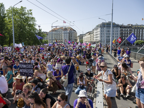 Des milliers de femmes défilent dans les rues de Suisse romande