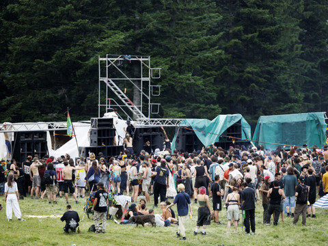 Rave-party illégale en cours avec 2000 personnes à Malleray (BE)