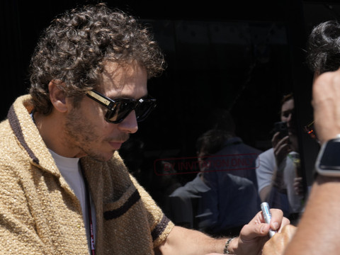 L'ancien roi du MotoGP Valentino Rossi abandonne