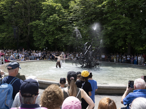 Parade à Fribourg pour les 100 ans de la naissance de Jean Tinguely