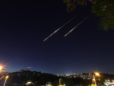 Israël multiplie les frappes sur l'Iran, qui riposte