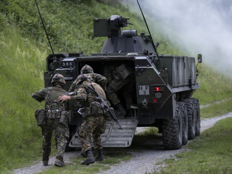 Les Suisses veulent une armée forte et un rapprochement avec l'OTAN