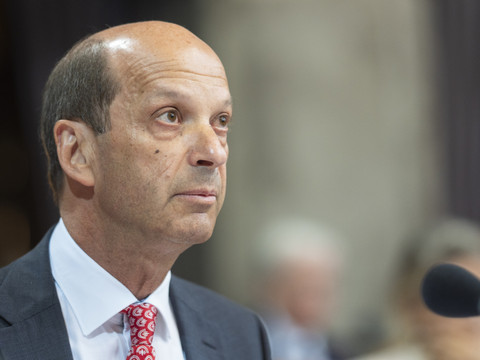 Les sénateurs veulent agir en matière d'armes achetées sur Internet