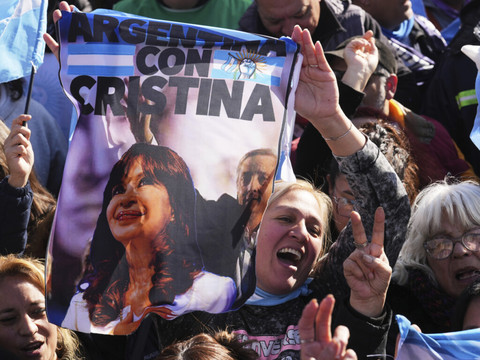 A Buenos Aires, massive mobilisation autour de Kirchner, détenue