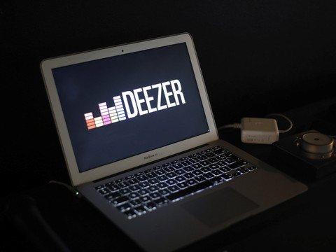Deezer, première plateforme à épingler les titres générés par IA