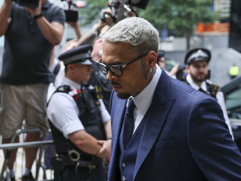 Agression: Le chanteur Chris Brown plaide non coupable