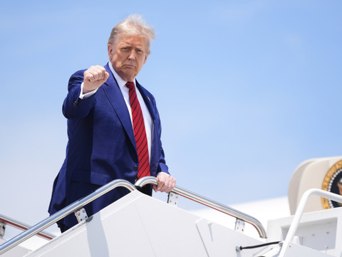 Bombardiers américains en vol, Trump réunit un conseil de sécurité