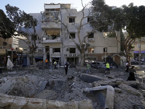 L'Iran tire une vague de missiles sur Israël, des blessés