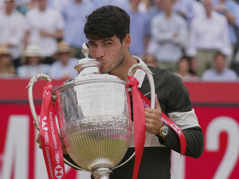 Alcaraz remporte le Queen's en dominant Lehecka en finale