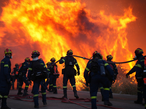 Incendies en Grèce: 16 villages de Chios doivent être évacués