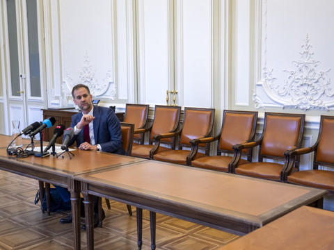 Dix candidats sont en lice pour le siège vacant à l'exécutif