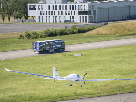 Payerne: duel inédit entre un avion solaire et un camion électrique