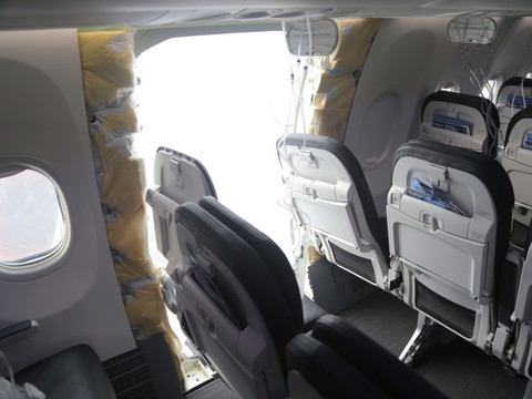 Incident d'Alaska Airlines: Boeing et le régulateur mis en cause