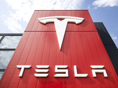 Tesla toujours en chute en Europe malgré une hausse des électriques