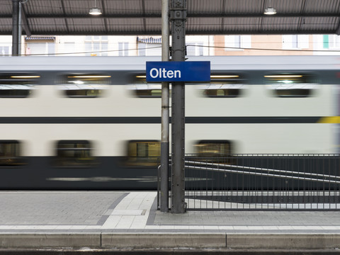 Olten: trafic ferroviaire paralysé par un homme sur un poteau