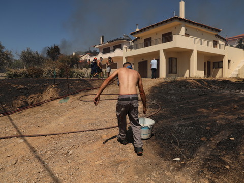 Violent incendie près d'Athènes, des dizaines d'évacuations
